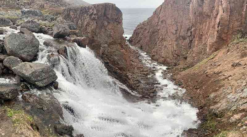 Небольшой водопад вблизи Териберки